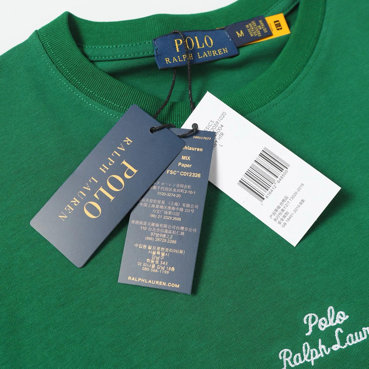 P126 Style number: 506 Ralph Lauren/Ralph Lauren 25ss summer new round-neck T-shirt with English letter embroidery. The main logo on the neck has a QR code mark, which can be scanned for verification. The detailed English letter logo embroidery is all high-density and made with imported Tajima machines, which distinguishes low-quality products on the market. 32 counts, 240g hydrophilic toner, 100% cotton fabric, comfortable and soft, highly breathable, focusing on high-end cost-effectiveness, needless to say good quality. Available in a variety of colors, both boys and girls can try this genderless style, giving them a yuppie tone in no time. Immerse yourself in your leisurely style, and have your own style in retro. Natural, vivid and very French romantic feelings, perfectly integrating youthful atmosphere and trend. Color: black, white, green, sky blue Size: S-xL S Shoulder width 44 Bust 104 Sleeve length 23 Clothing length 72 M Shoulder width 45 Bust 108 Sleeve length 24 Clothing length 74 L Shoulder width 46 Bust 112 Sleeve length 25 Clothing length 76 xL Shoulder width 47 Bust 116 Sleeve length 26 Clothing length 78